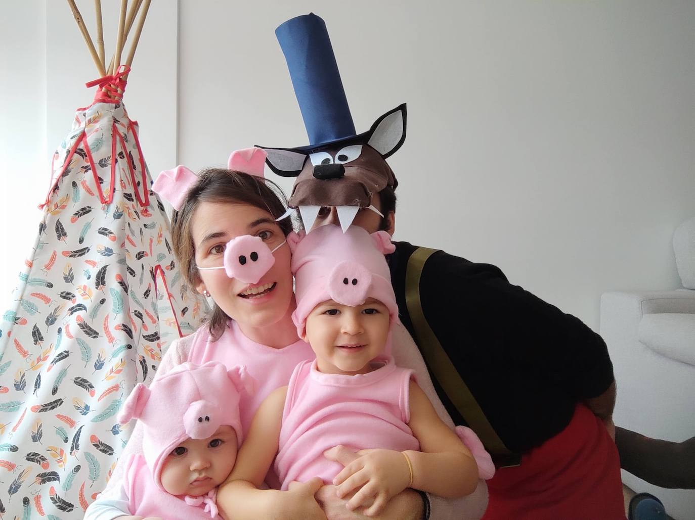 Decididos a no quedarse sin Carnaval, los ovetenses no han dudado en participar en el concurso 'Carnaval Casero 2021' convocado por la Concejalía de Centros Sociales. Una treintena de propuestas individuales y en grupo se han presentado, demostrando su originalidad y ganas de pasarlo bien.