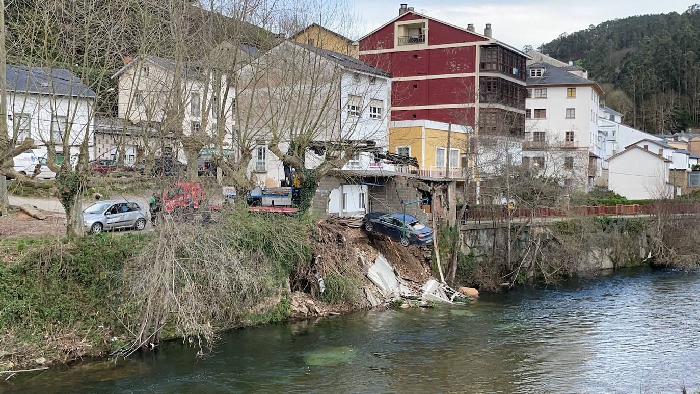 Cae un garaje con dos coches al río Esva en Valdés