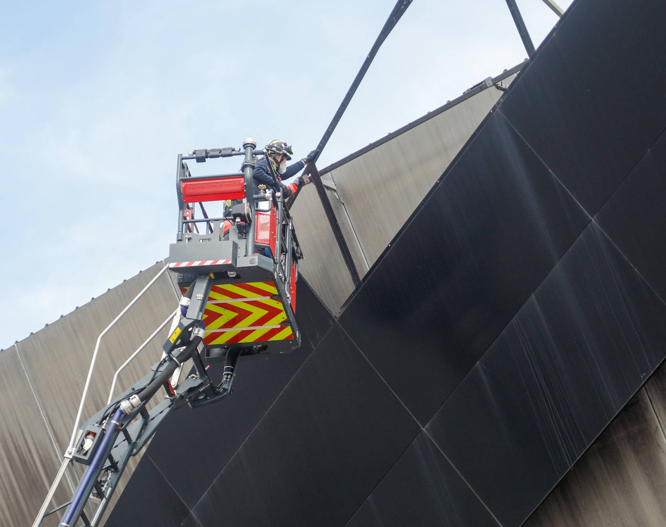 La región estará en alerta hasta el domingo, cuando las temperaturas bajarán bruscamente | La Policía Local de Gijón cierra los principales accesos al parque Isabel La Católica | El viento vuela el techo del polideportivo municipal de El Berrón