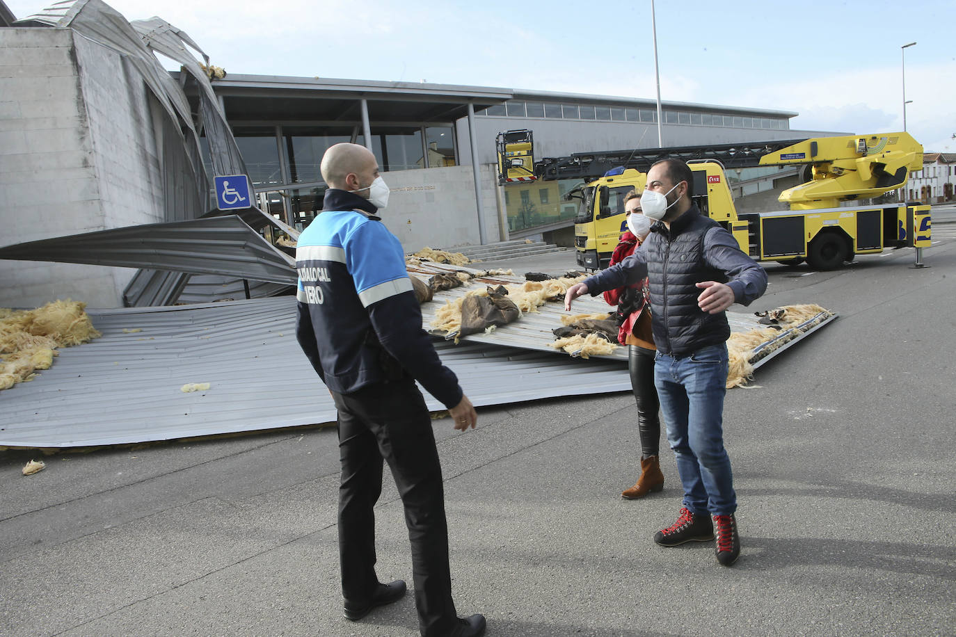 La región estará en alerta hasta el domingo, cuando las temperaturas bajarán bruscamente | La Policía Local de Gijón cierra los principales accesos al parque Isabel La Católica | El viento vuela el techo del polideportivo municipal de El Berrón