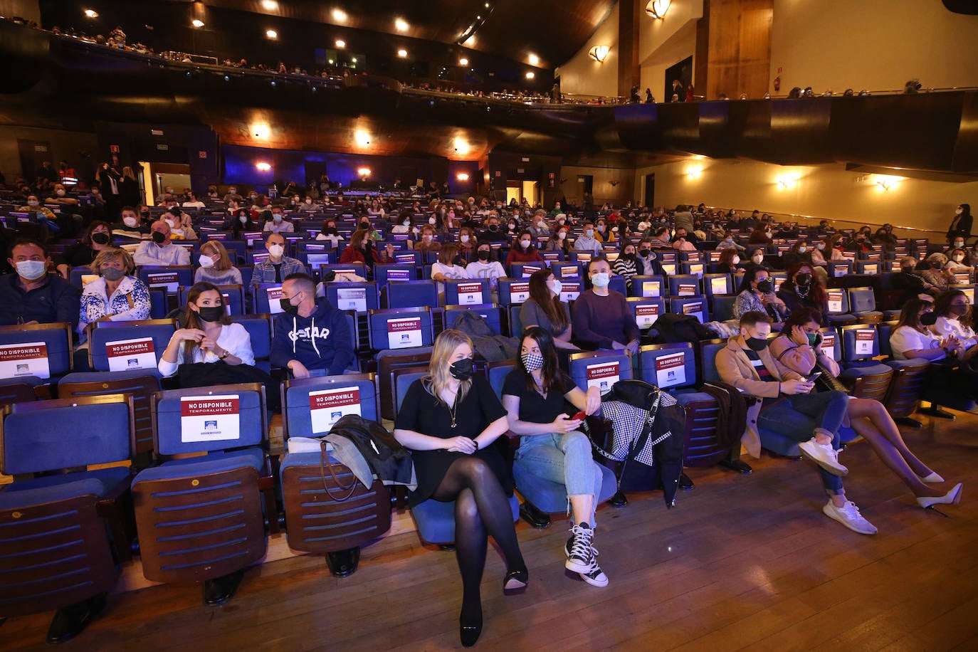 El grupo Tekila animó a las setecientas personas que asistieron al Auditorio, donde también se enterró a la sardina.