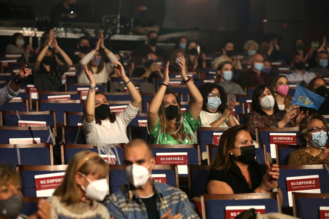 El grupo Tekila animó a las setecientas personas que asistieron al Auditorio, donde también se enterró a la sardina.