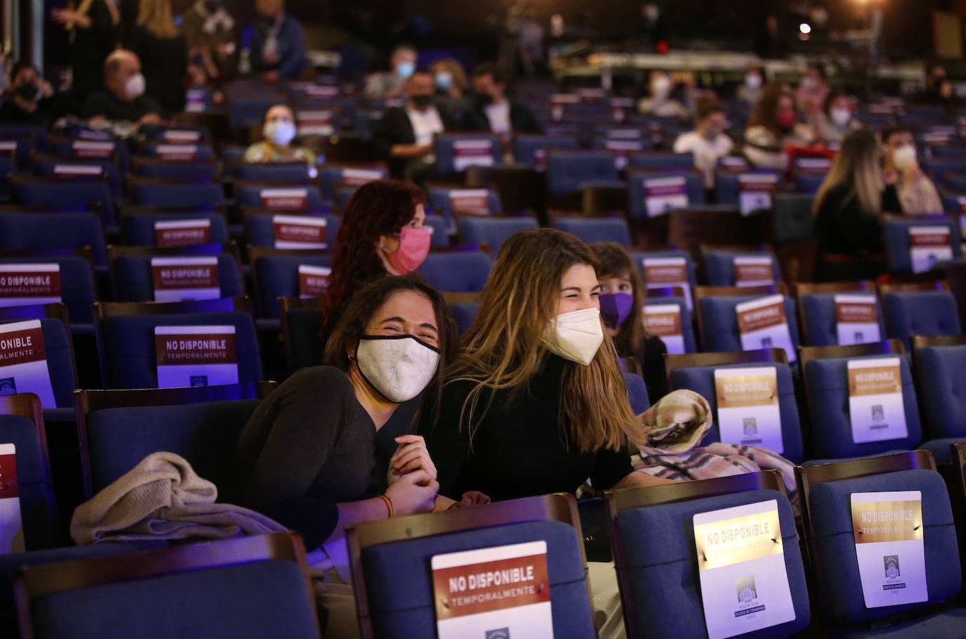 El grupo Tekila animó a las setecientas personas que asistieron al Auditorio, donde también se enterró a la sardina.