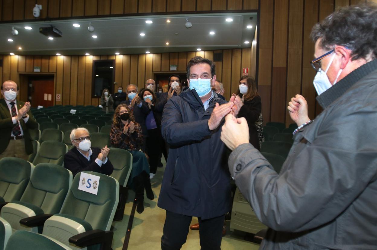 Luis Antuña es ovacionado tras imponerse en las elecciones al Colegio de Médicos de Asturias. 