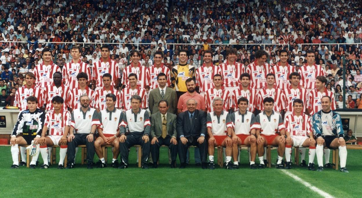 Presentación de la plantilla en julio de 1996. De izquierda a derecha, en la fila de atrás, Nikiforov, Lediakhov, Urbano, David Cano, Fredi, Juanjo, Giner, Salinas, Tomás, Mario y Bango. En la fila central, Álex, Yekini, Marcos Vales, Acebal, Navarro, Luis Alonso (médico), Miguel Campal (médico), Avelino, Hugo Pérez, Bouzas, Villarroya y Velasco. Y, delante, Ramón, Pablo, Loza (fisioterapeuta), Portolés (coordinador técnico), Benito Floro (entrenador), José Fernández (presidente), Vicente Álvarez Areces (alcalde), Montes (segundo entrenador), Biempica (preparador físico), Bolaño (masajista), Eloy y Ablanedo.