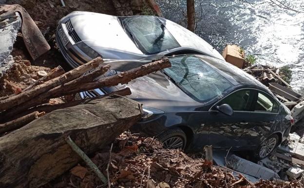 Cae un garaje con dos coches al río Esva en Valdés