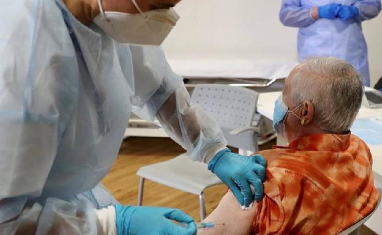 Salud empezará a vacunar a partir del 1 de marzo en el Palacio de Deportes de Gijón