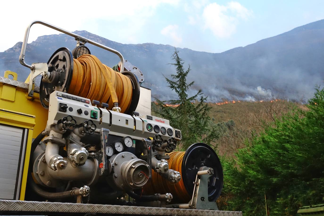 Los bomberos tratan de controlar el fuego activo en la sierra de Las Pandas-Cubera, en el límite entre los dos concejos del Oriente.