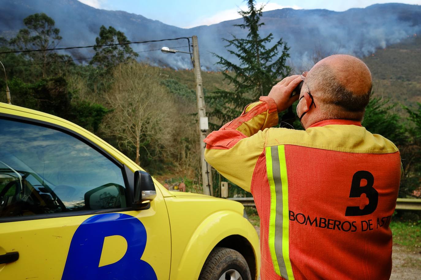 Los bomberos tratan de controlar el fuego activo en la sierra de Las Pandas-Cubera, en el límite entre los dos concejos del Oriente.