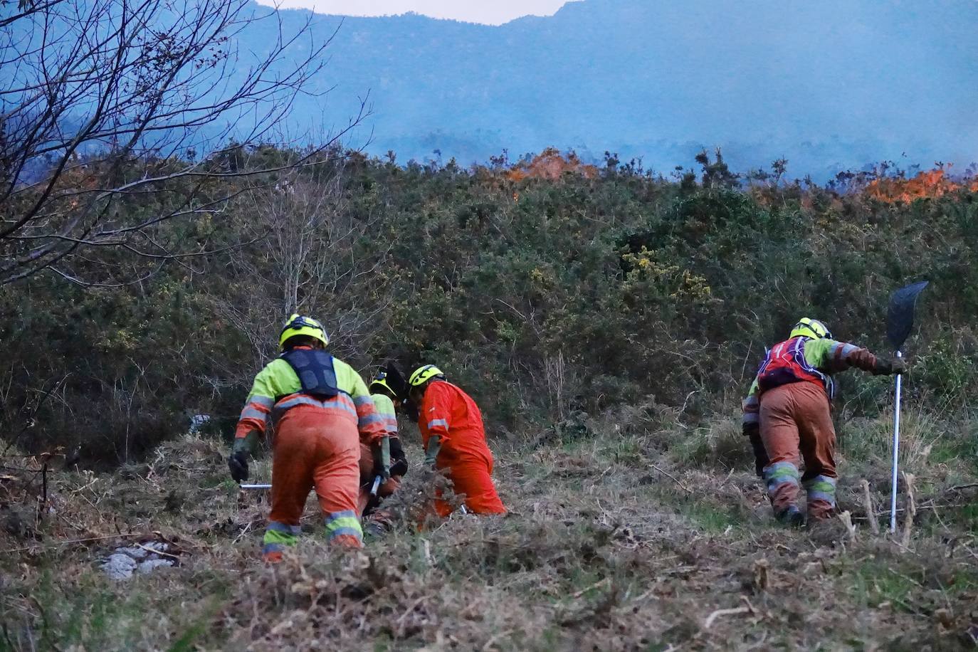 Los bomberos tratan de controlar el fuego activo en la sierra de Las Pandas-Cubera, en el límite entre los dos concejos del Oriente.