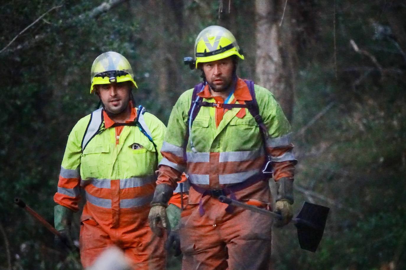 Los bomberos tratan de controlar el fuego activo en la sierra de Las Pandas-Cubera, en el límite entre los dos concejos del Oriente.