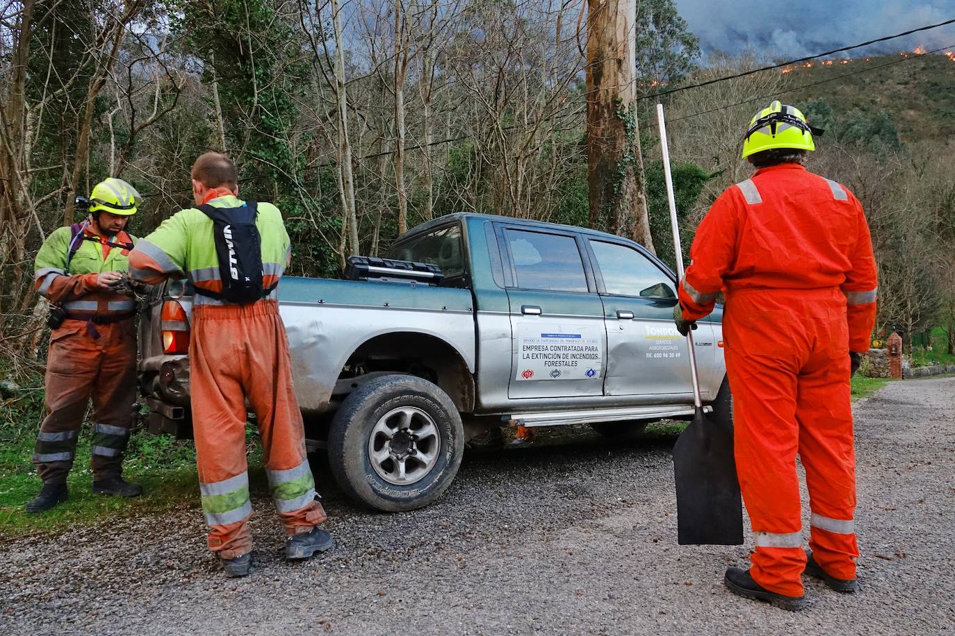 Los bomberos tratan de controlar el fuego activo en la sierra de Las Pandas-Cubera, en el límite entre los dos concejos del Oriente.