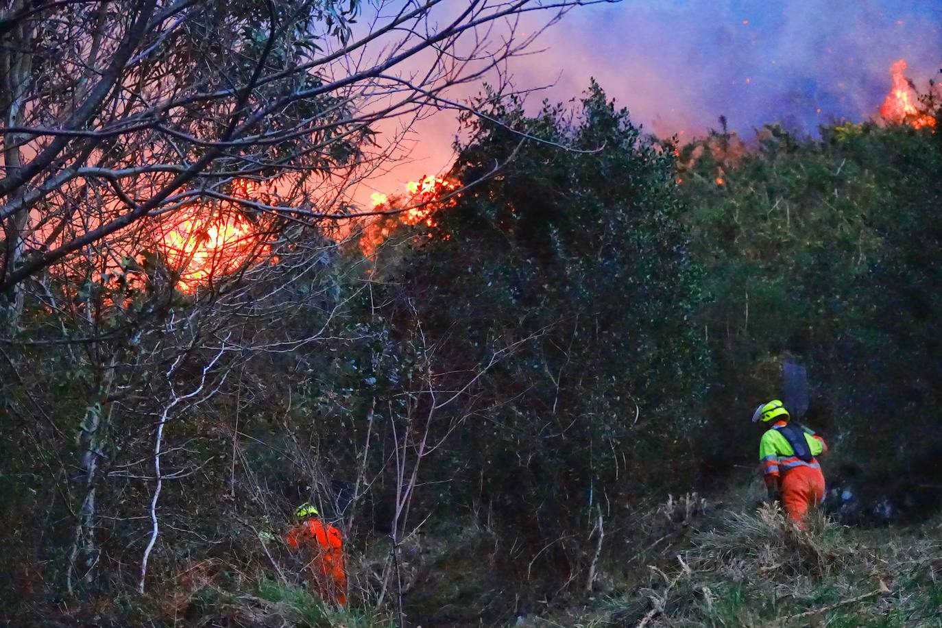 Los bomberos tratan de controlar el fuego activo en la sierra de Las Pandas-Cubera, en el límite entre los dos concejos del Oriente.