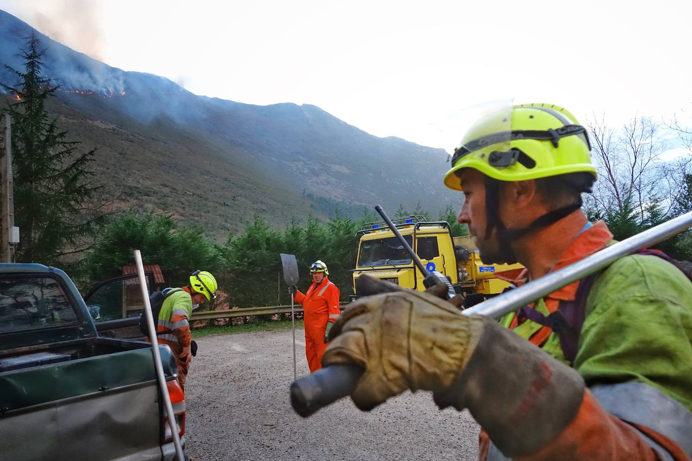 Los bomberos tratan de controlar el fuego activo en la sierra de Las Pandas-Cubera, en el límite entre los dos concejos del Oriente.