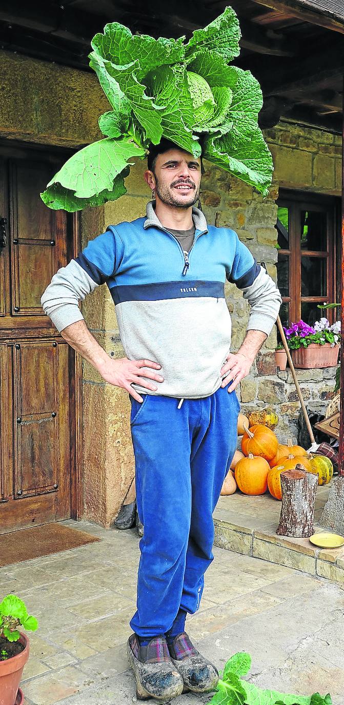 Rodrigo Cuevas, en su casa de Piloña.