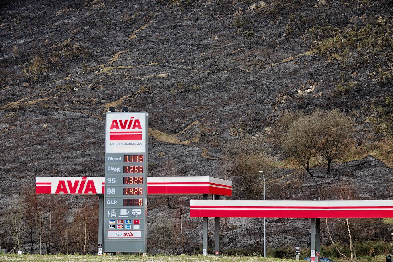 El incendio originado el viernes entre Llanes y Ribadesella, aún con focos activos, provocó ayer una noche de terror en el polígono de Guadamía. Las llamas llegaron hasta el mismo límite del área industrial, donde los propietarios de las naves colindantes a la ladera vivieron momentos de «mucho miedo».