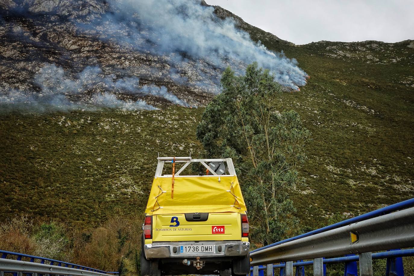 El incendio originado el viernes entre Llanes y Ribadesella, aún con focos activos, provocó ayer una noche de terror en el polígono de Guadamía. Las llamas llegaron hasta el mismo límite del área industrial, donde los propietarios de las naves colindantes a la ladera vivieron momentos de «mucho miedo».
