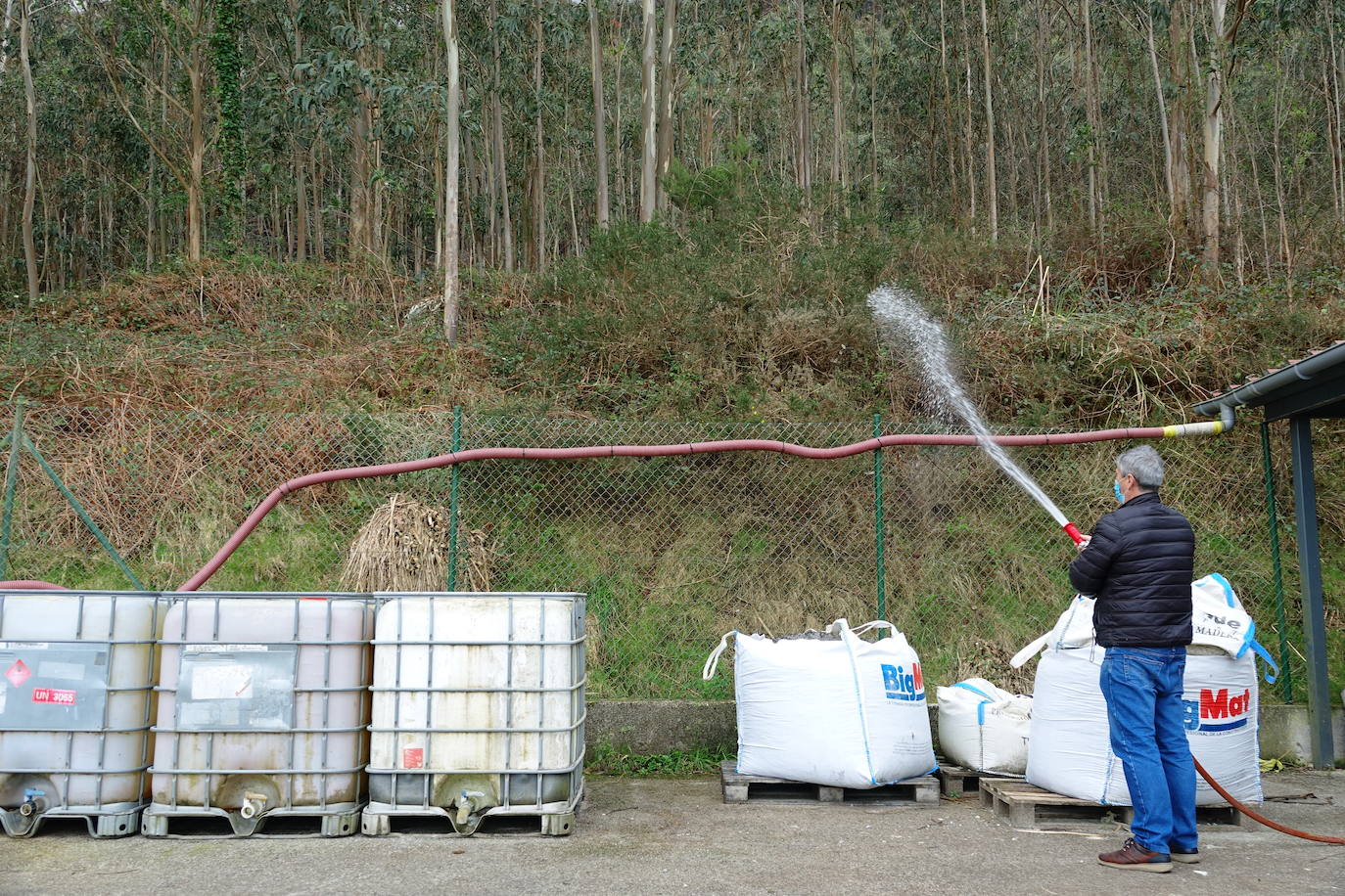 El incendio originado el viernes entre Llanes y Ribadesella, aún con focos activos, provocó ayer una noche de terror en el polígono de Guadamía. Las llamas llegaron hasta el mismo límite del área industrial, donde los propietarios de las naves colindantes a la ladera vivieron momentos de «mucho miedo».