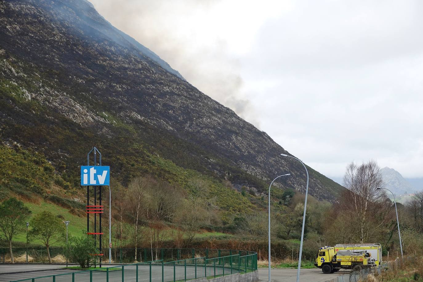 El incendio originado el viernes entre Llanes y Ribadesella, aún con focos activos, provocó ayer una noche de terror en el polígono de Guadamía. Las llamas llegaron hasta el mismo límite del área industrial, donde los propietarios de las naves colindantes a la ladera vivieron momentos de «mucho miedo».