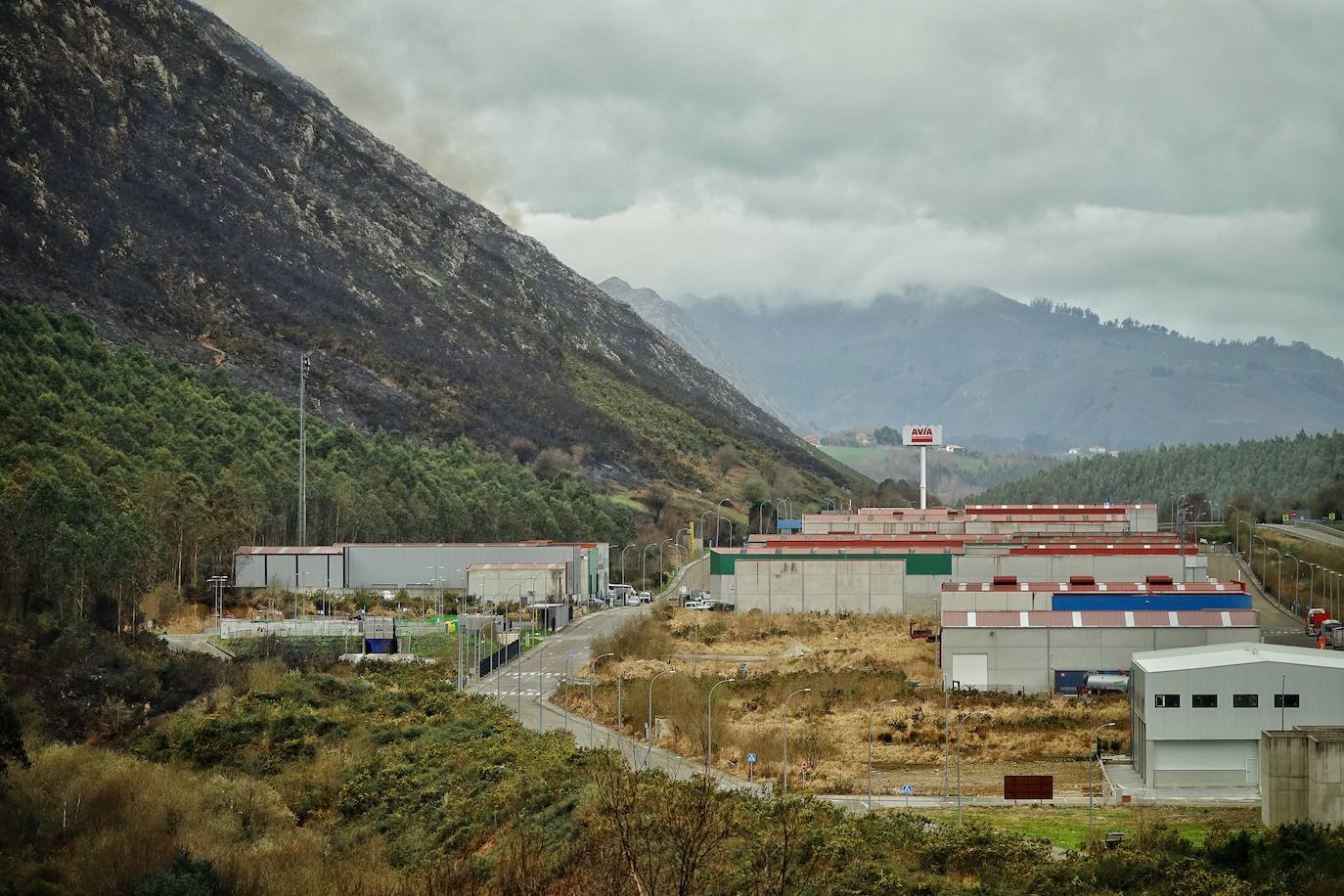 El incendio originado el viernes entre Llanes y Ribadesella, aún con focos activos, provocó ayer una noche de terror en el polígono de Guadamía. Las llamas llegaron hasta el mismo límite del área industrial, donde los propietarios de las naves colindantes a la ladera vivieron momentos de «mucho miedo».