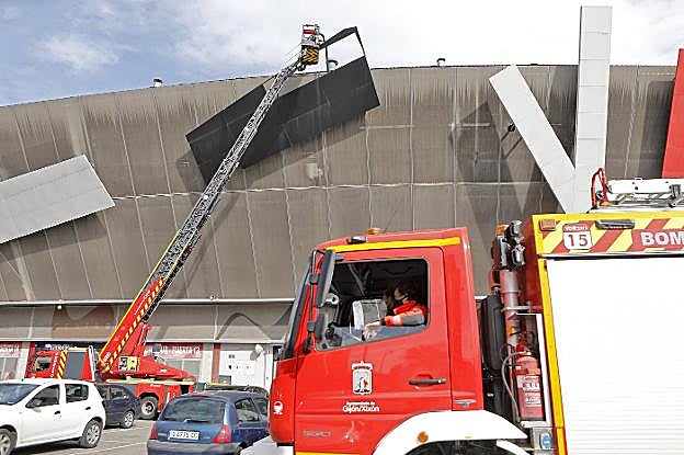 En El Molinón se produjo el desprendimiento de una de las placas de la fachada. 