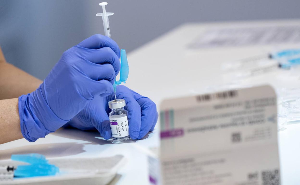 «La pandemia se extenderá al menos tres años aunque podremos volver a nuestra vida normal en otoño»