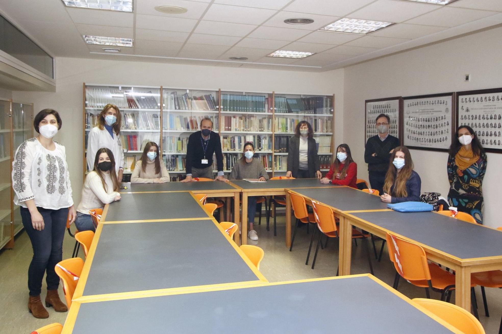 Profesores y alumnas. De pie, Sofía Osorio, Paloma Esparza, Fernando Alonso, Rosario Riestra, Enrique Oltra y Andrea Rodríguez.Sentadas, las alumnas Paloma Naveiras, Alejandra Yenes, Alicia Zurita, Alicia Arenas y Rosa Álvarez. 