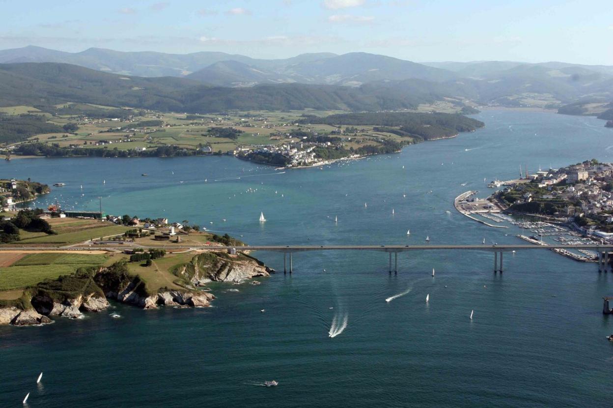 Vista aérea de la desembocadura de la ría del Eo, con el Puente de los Santos en el centro. 