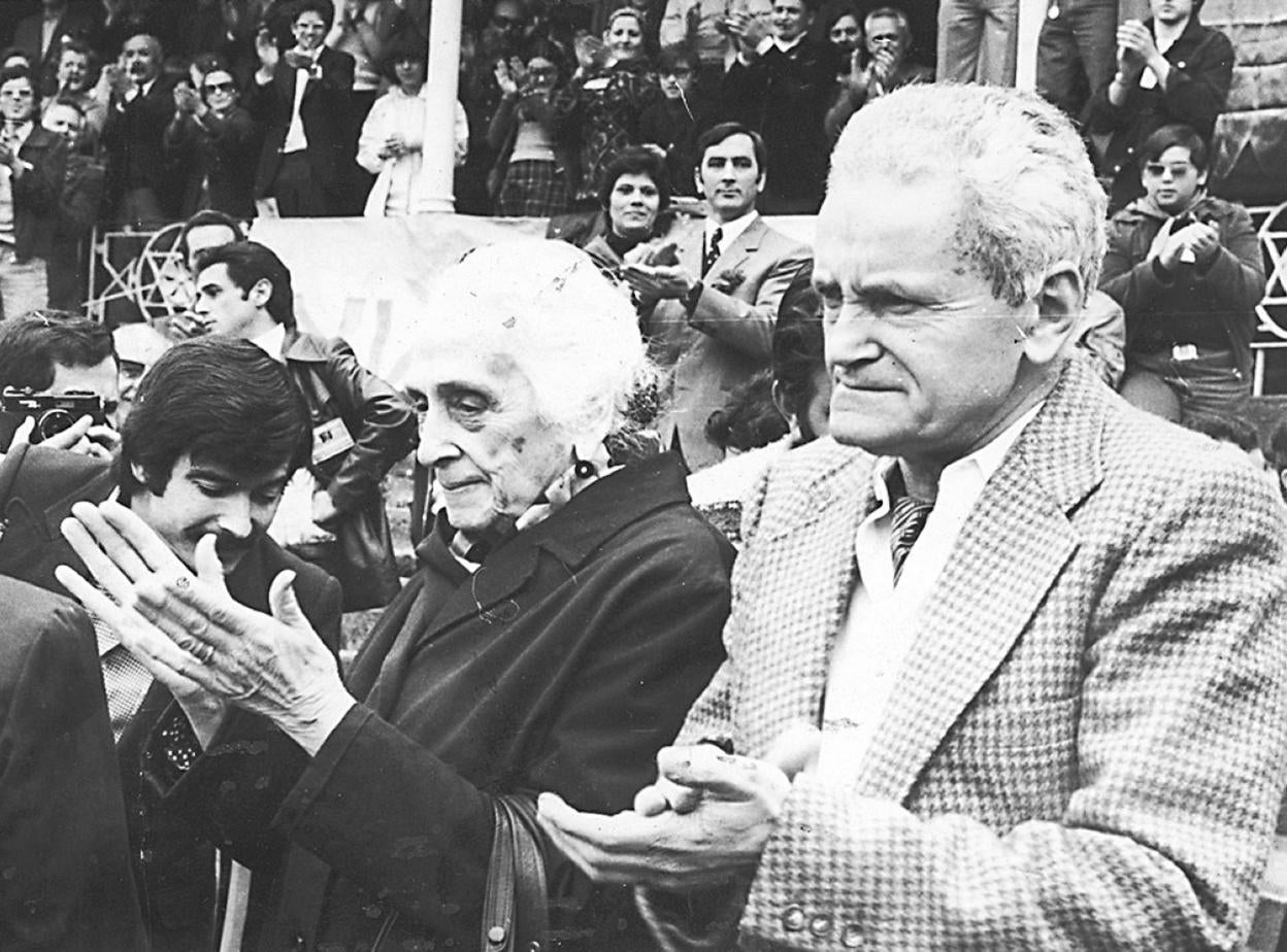 Gerardo Iglesias, Dolores Ibárruri 'Pasionaria' y Horacio Fernández Inguanzo 'El Paisano', en un mitin en Gijón. 