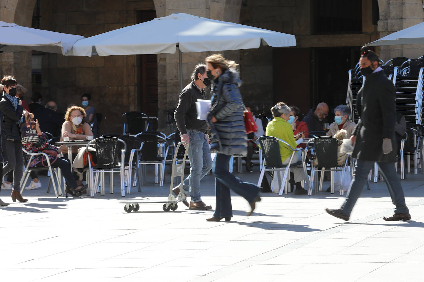 Los asturianos han podido disfrutar de un caluroso martes, con temperaturas que han llegado hasta los 27 grados en algunas zonas como Gijón. Sin duda, un tiempo más propio de la primavera. 