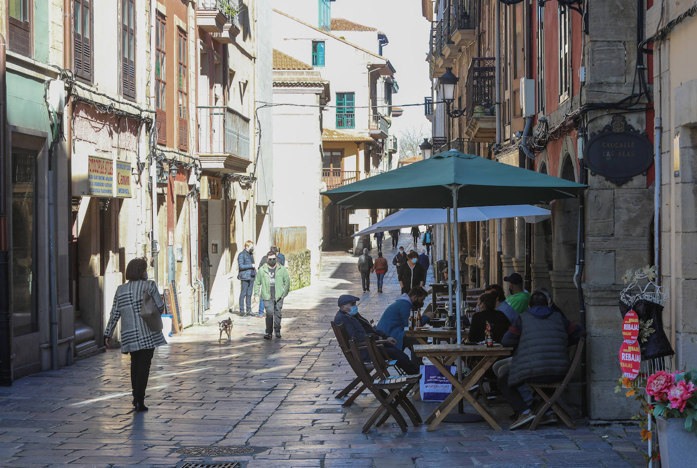 Los asturianos han podido disfrutar de un caluroso martes, con temperaturas que han llegado hasta los 27 grados en algunas zonas como Gijón. Sin duda, un tiempo más propio de la primavera. 