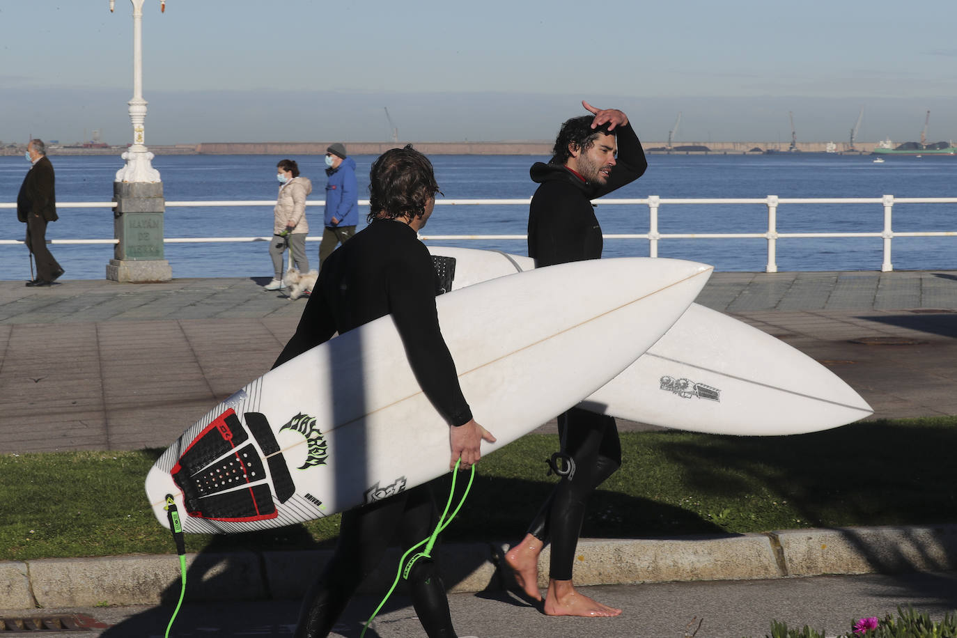 Los asturianos han podido disfrutar de un caluroso martes, con temperaturas que han llegado hasta los 27 grados en algunas zonas como Gijón. Sin duda, un tiempo más propio de la primavera. 