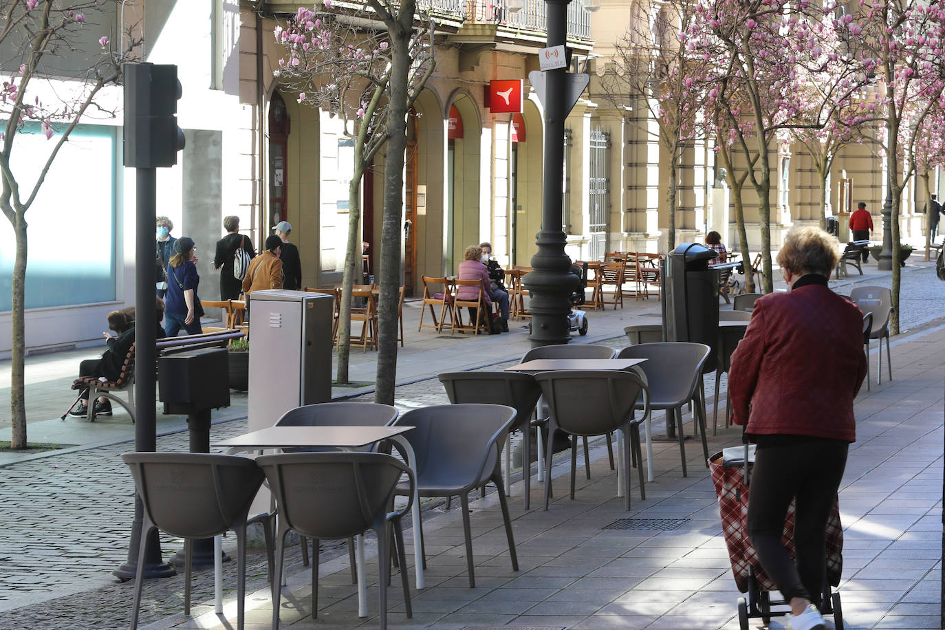 Los asturianos han podido disfrutar de un caluroso martes, con temperaturas que han llegado hasta los 27 grados en algunas zonas como Gijón. Sin duda, un tiempo más propio de la primavera. 