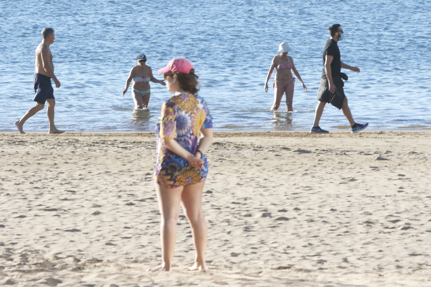 Los asturianos han podido disfrutar de un caluroso martes, con temperaturas que han llegado hasta los 27 grados en algunas zonas como Gijón. Sin duda, un tiempo más propio de la primavera. 