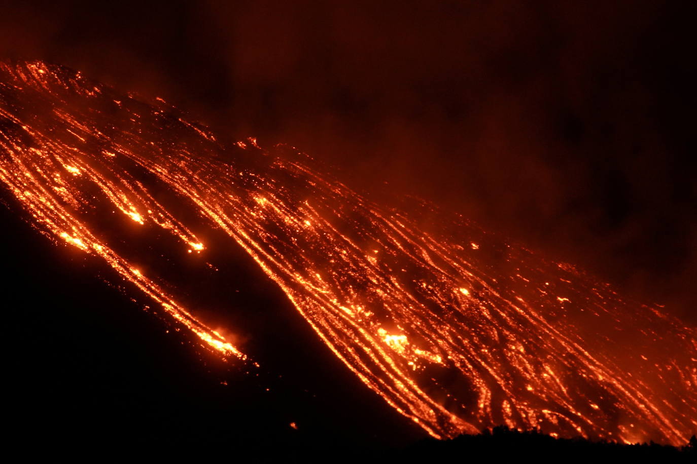 El volcán Etna, en la costa este de Sicilia, ha entrado en erupción y ha expulsado columnas de lava y humo de hasta mil metros de altura. A los investigadores no les preocupan estas erupciones y lo utilizan para investigar y tomar muestras de los materiales que expulsa el Etna, especialmente activo desde mediados de febrero. 