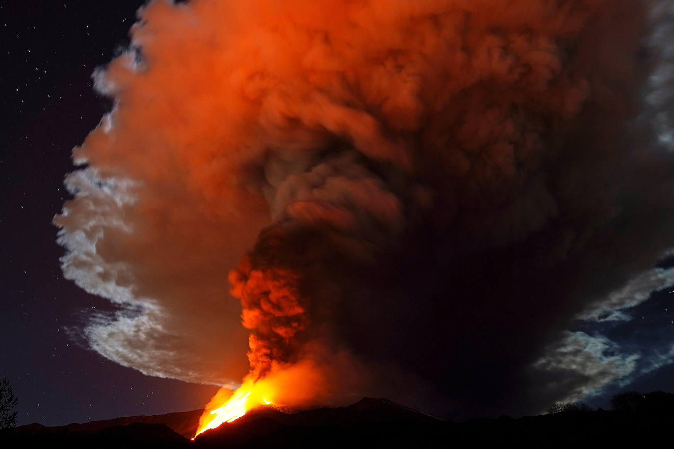 El volcán Etna, en la costa este de Sicilia, ha entrado en erupción y ha expulsado columnas de lava y humo de hasta mil metros de altura. A los investigadores no les preocupan estas erupciones y lo utilizan para investigar y tomar muestras de los materiales que expulsa el Etna, especialmente activo desde mediados de febrero. 