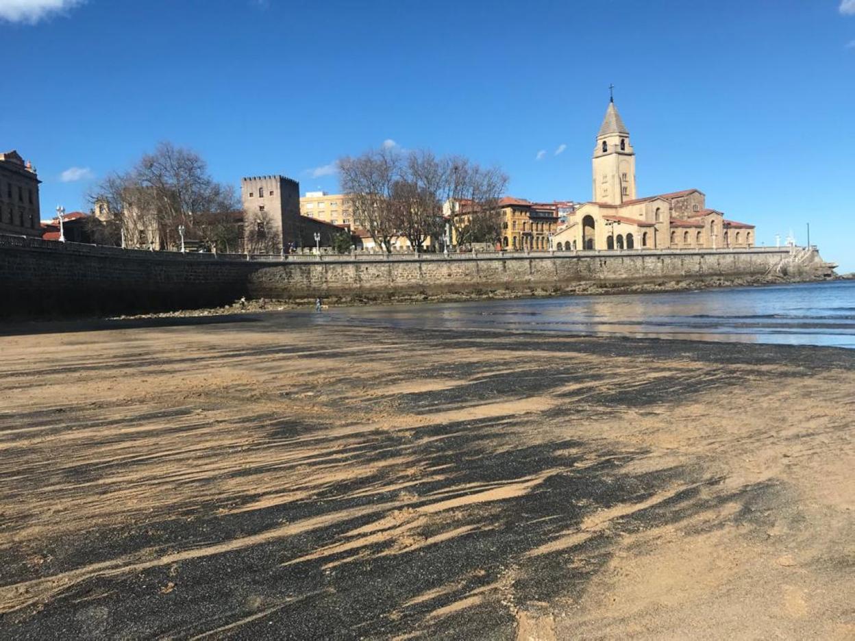 Manchas de carbón en la playa de San Lorenzo el pasado martes. 