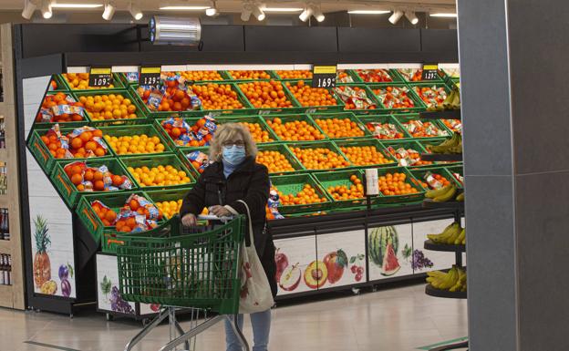 Supermercados y comercios de alimentación podrán abrir hasta las 21 horas, pero no la hostelería