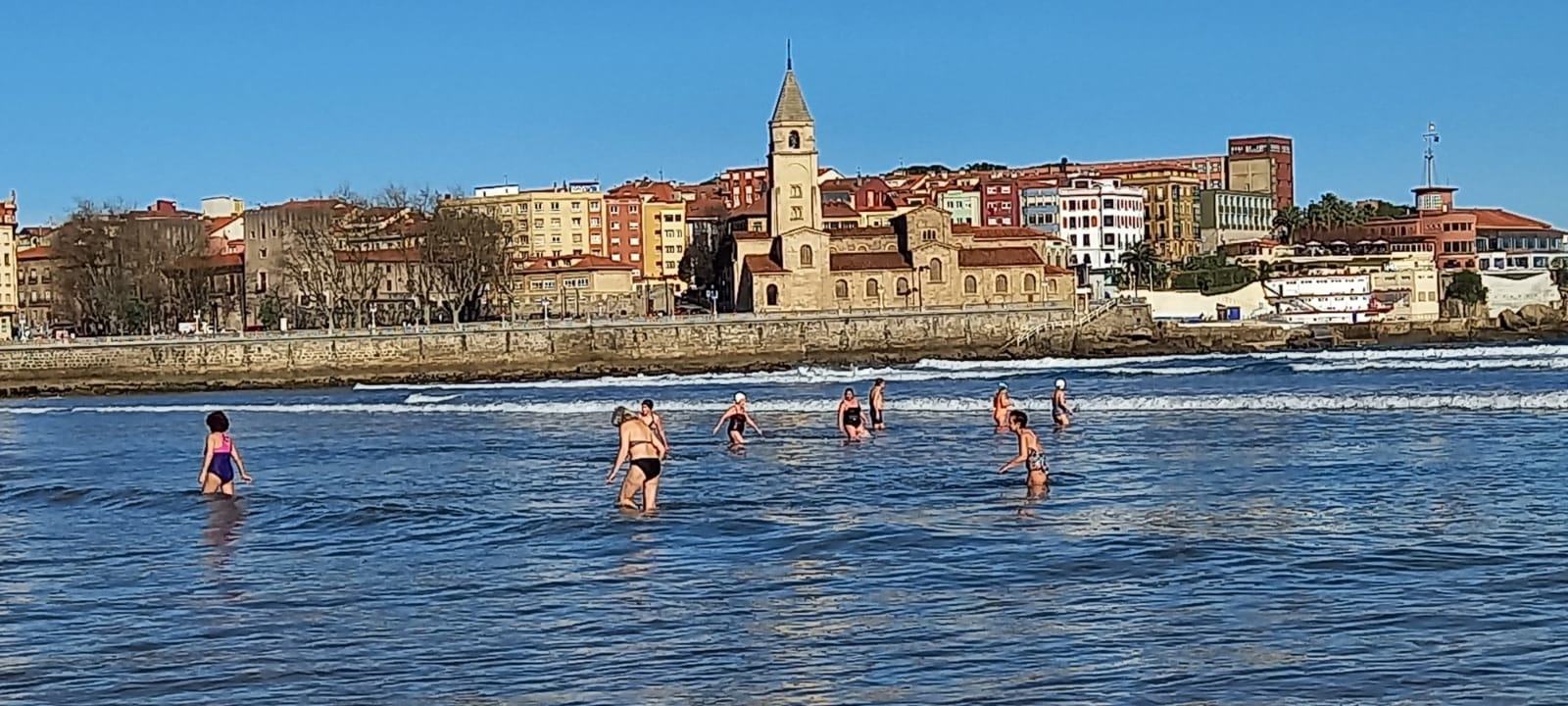 Gijón está viviendo el tercer día consecutivo de altas temperaturas, situación que ha animado a los gijoneses a disfrutar de los arenales del municipio. 