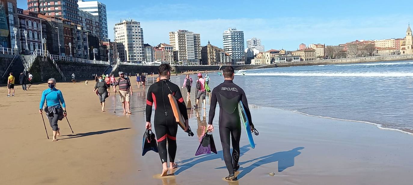 Gijón está viviendo el tercer día consecutivo de altas temperaturas, situación que ha animado a los gijoneses a disfrutar de los arenales del municipio. 