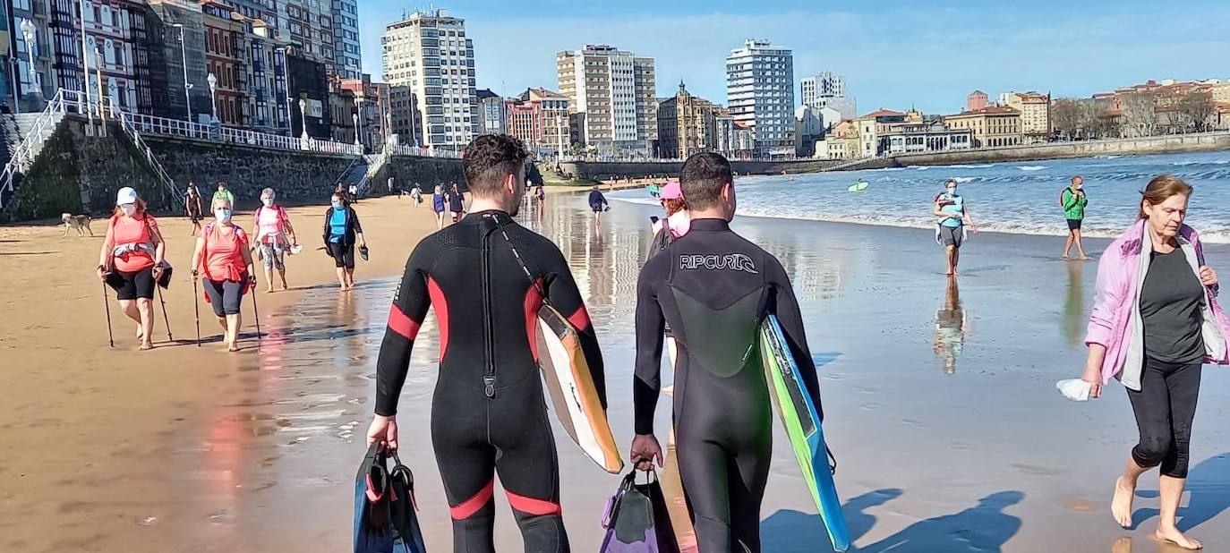 Gijón está viviendo el tercer día consecutivo de altas temperaturas, situación que ha animado a los gijoneses a disfrutar de los arenales del municipio. 