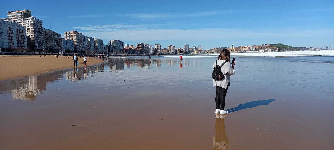 Gijón está viviendo el tercer día consecutivo de altas temperaturas, situación que ha animado a los gijoneses a disfrutar de los arenales del municipio. 