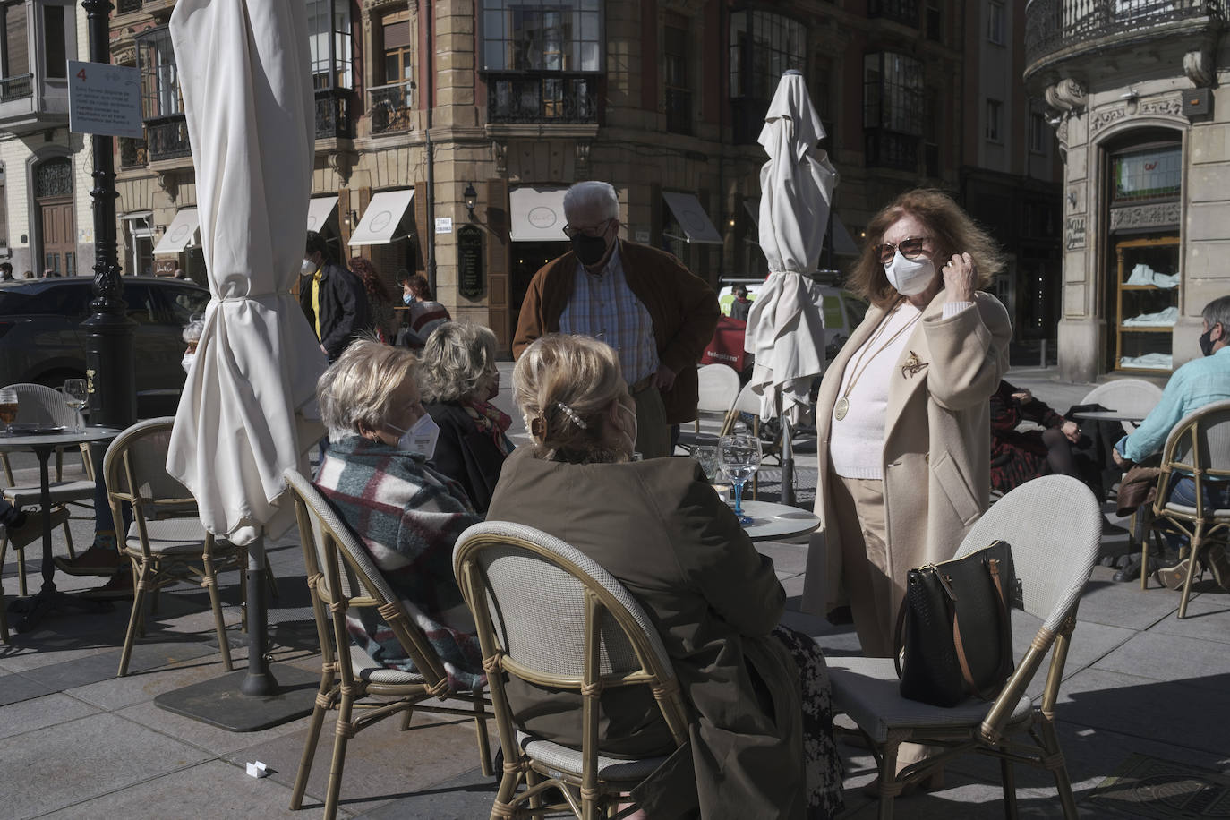 Gijón está viviendo el tercer día consecutivo de altas temperaturas, situación que ha animado a los gijoneses a disfrutar de los arenales del municipio. 