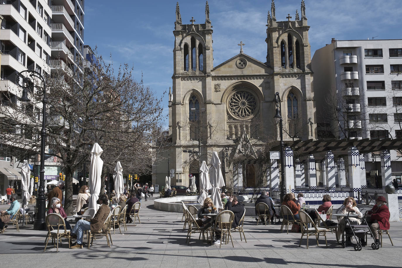 Gijón está viviendo el tercer día consecutivo de altas temperaturas, situación que ha animado a los gijoneses a disfrutar de los arenales del municipio. 