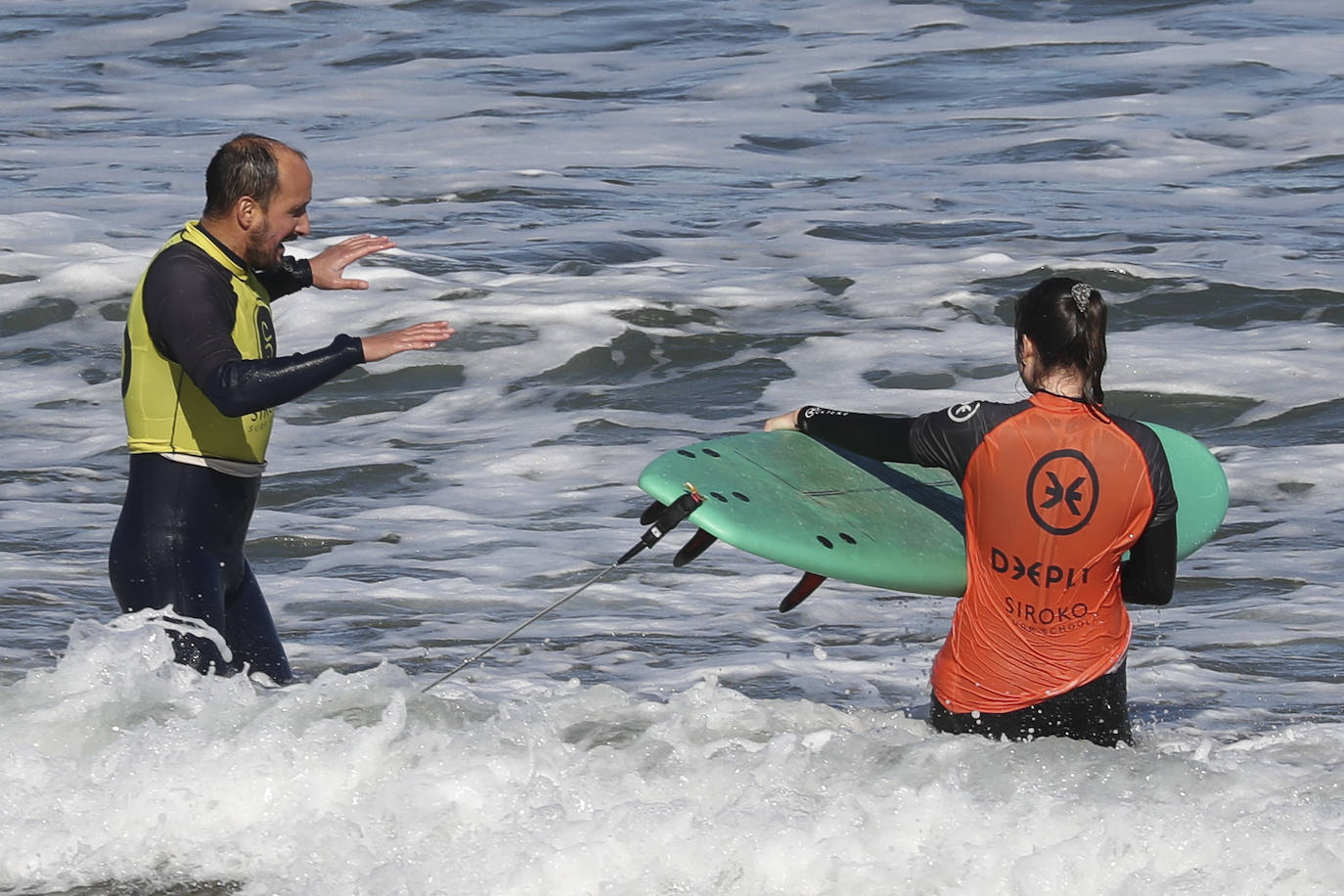 Gijón está viviendo el tercer día consecutivo de altas temperaturas, situación que ha animado a los gijoneses a disfrutar de los arenales del municipio. 