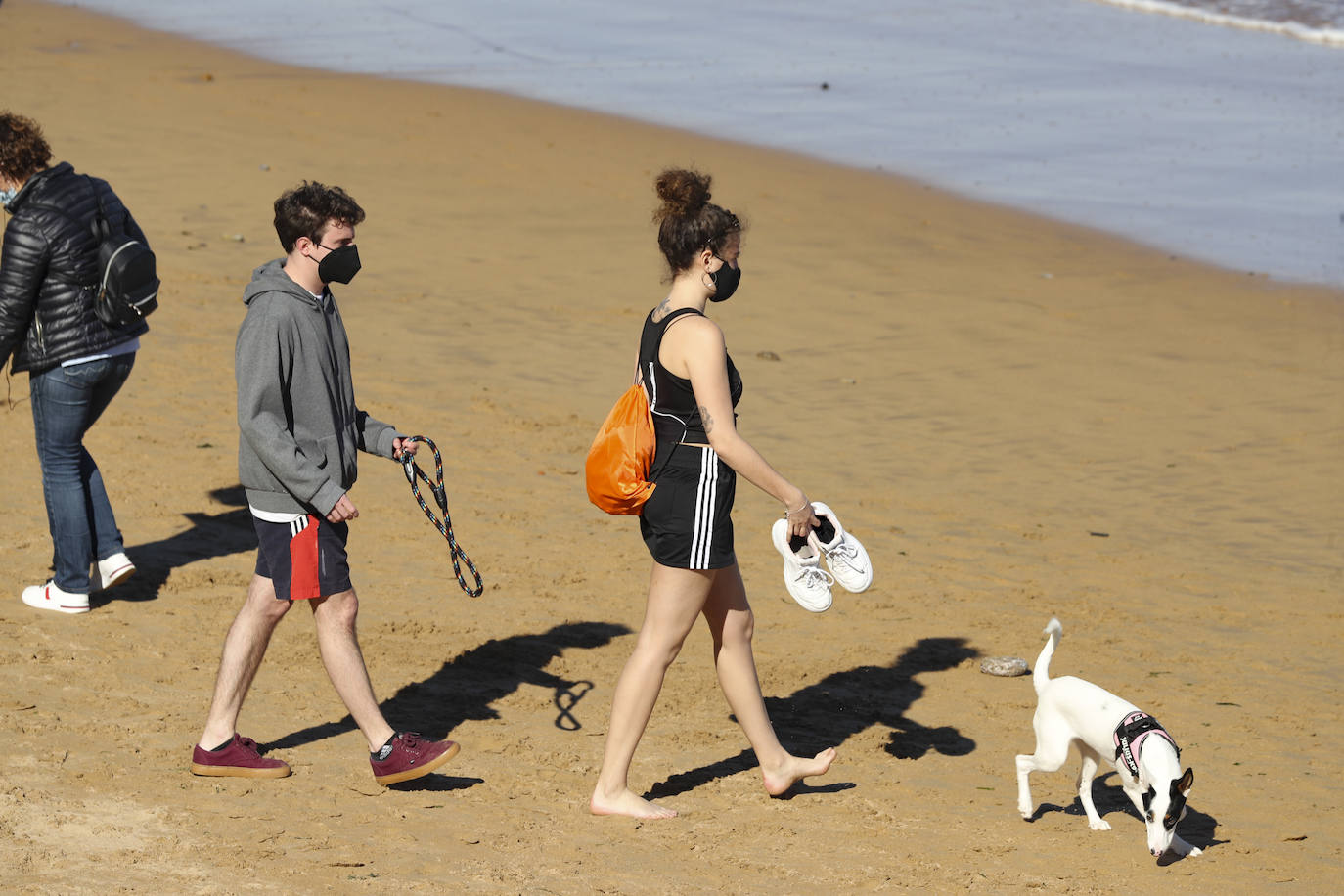 Gijón está viviendo el tercer día consecutivo de altas temperaturas, situación que ha animado a los gijoneses a disfrutar de los arenales del municipio. 