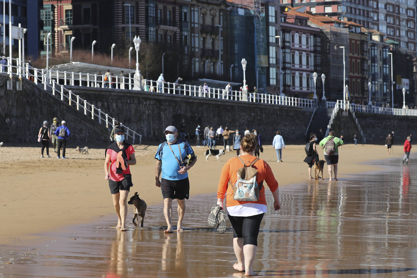 Gijón está viviendo el tercer día consecutivo de altas temperaturas, situación que ha animado a los gijoneses a disfrutar de los arenales del municipio. 