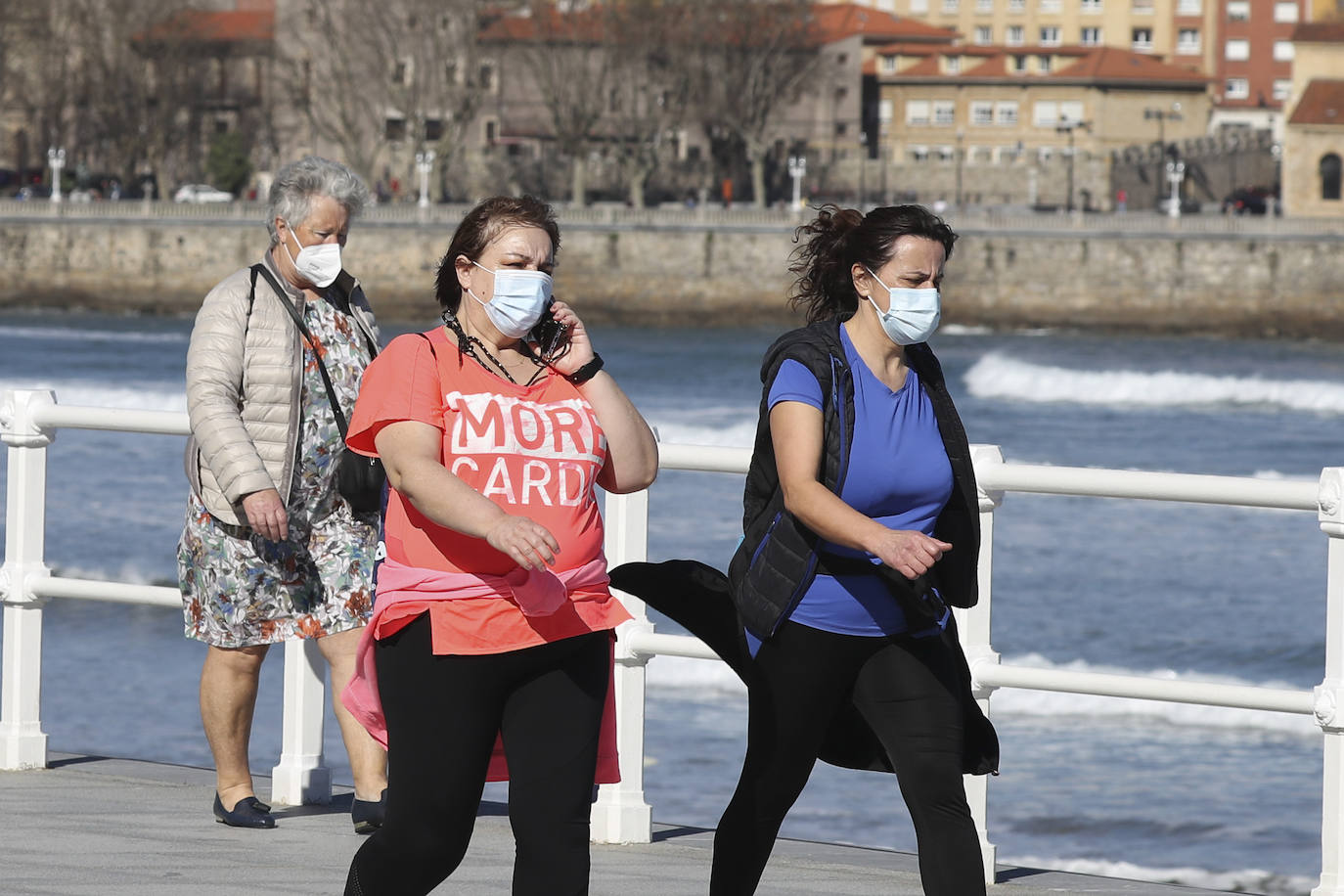 Gijón está viviendo el tercer día consecutivo de altas temperaturas, situación que ha animado a los gijoneses a disfrutar de los arenales del municipio. 