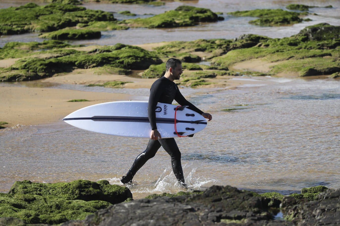 Gijón está viviendo el tercer día consecutivo de altas temperaturas, situación que ha animado a los gijoneses a disfrutar de los arenales del municipio. 