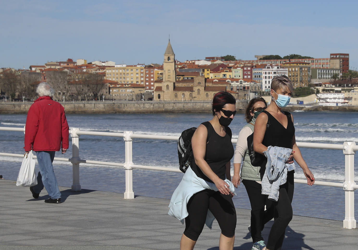 Gijón está viviendo el tercer día consecutivo de altas temperaturas, situación que ha animado a los gijoneses a disfrutar de los arenales del municipio. 